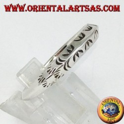 Anillo de plata con perfil triangular tallado a mano