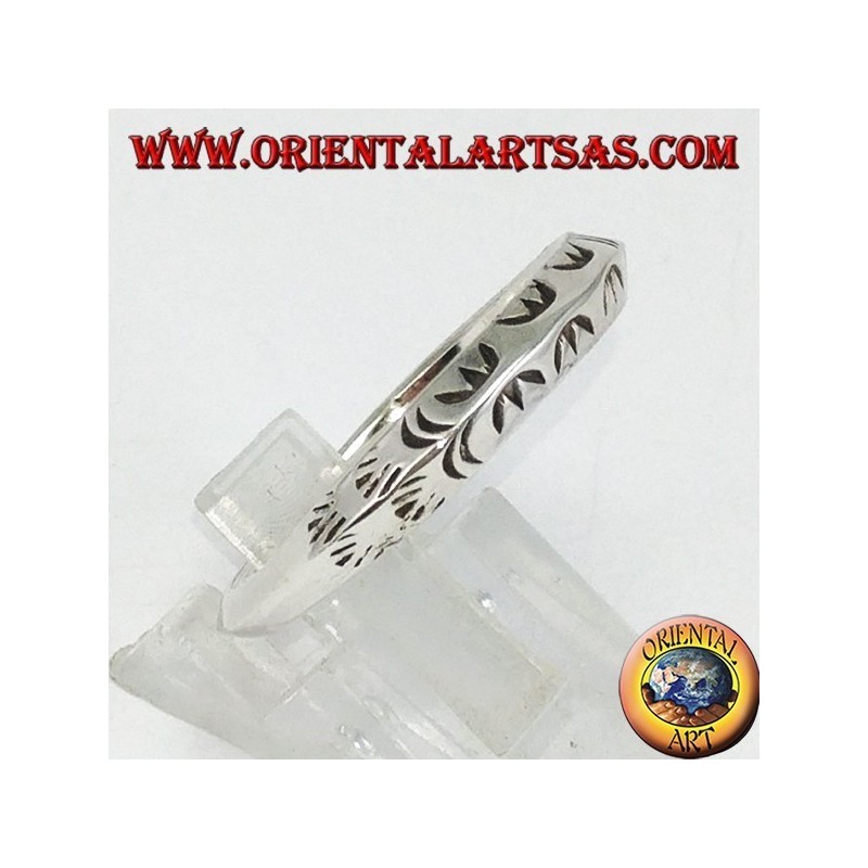 Anillo de plata con perfil triangular tallado a mano