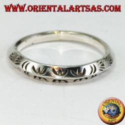 Anillo de plata con perfil triangular tallado a mano