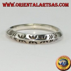 Bague en argent avec un profil triangulaire sculpté à la main