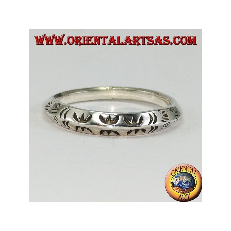 Anillo de plata con perfil triangular tallado a mano