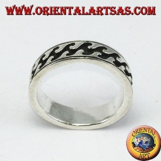 Anillo de plata con incrustaciones profundas