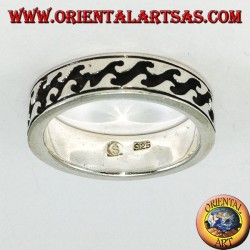 Anillo de plata con incrustaciones profundas