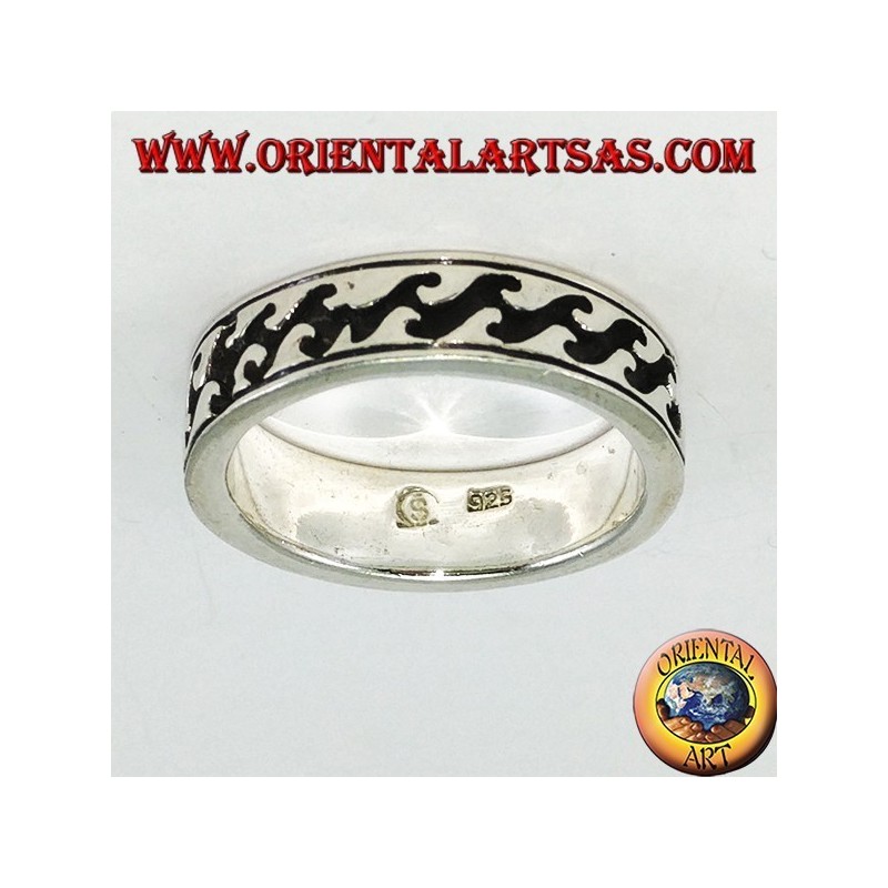 Bague en argent avec des incrustations profondes
