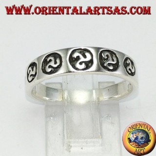 Anello fedina in argento con triskell triscele a bassorilievo