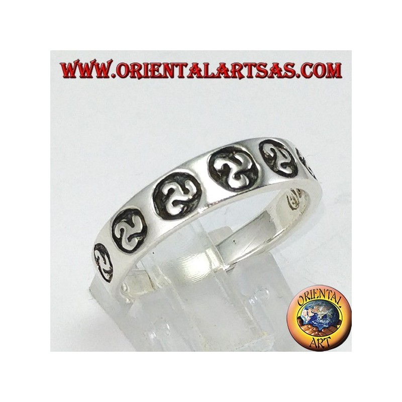 Anillo de plata con bajorrelieve de triskele triskele