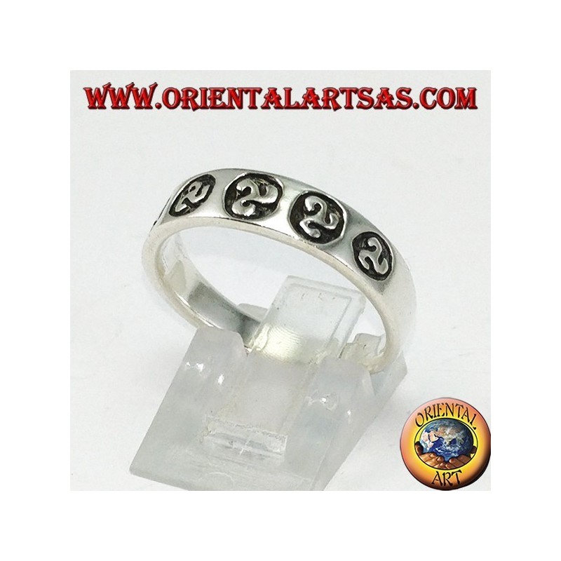 Anillo de plata con bajorrelieve de triskele triskele