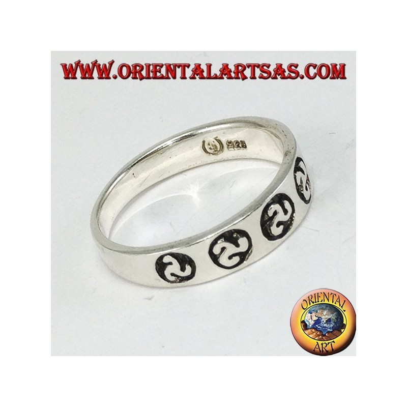 Anillo de plata con bajorrelieve de triskele triskele