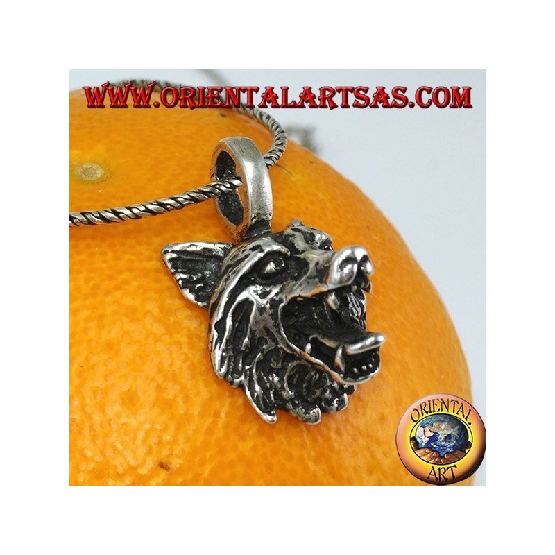 La cabeza de lobo colgante de plata