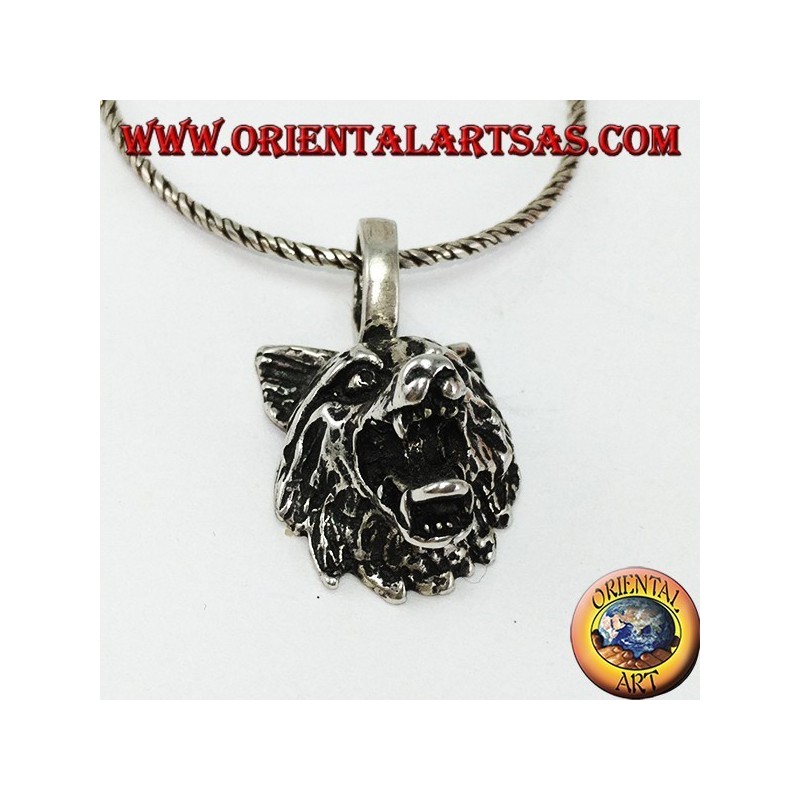La cabeza de lobo colgante de plata