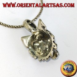 La cabeza de lobo colgante de plata