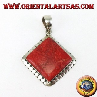 Pendentif en argent avec madrepora carré rouge entouré de clous