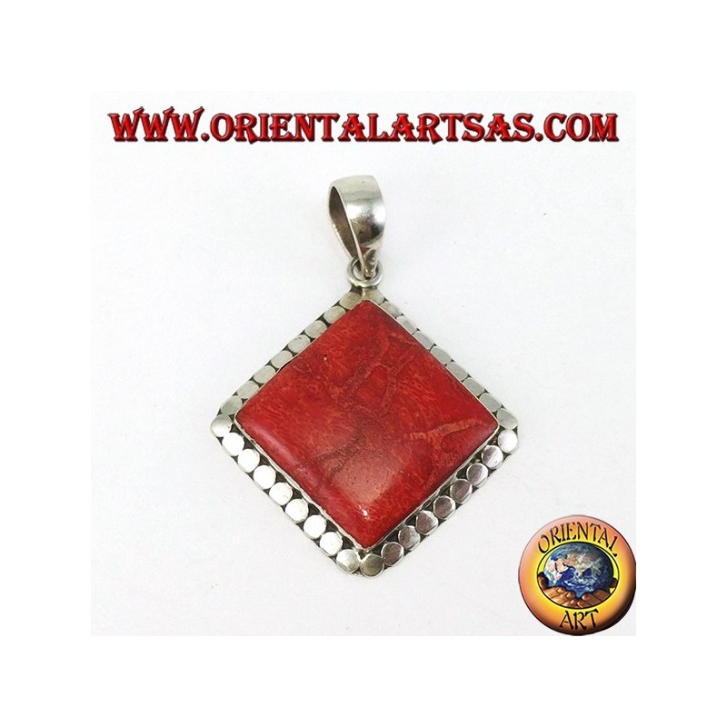 Ciondolo in argento con madrepora rossa quadrata contornata di borchie
