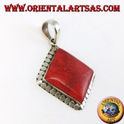 Pendentif en argent avec madrepora carré rouge entouré de clous