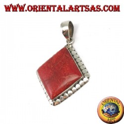 Pendentif en argent avec madrepora carré rouge entouré de clous