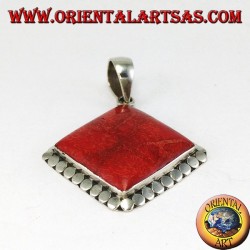 Pendentif en argent avec madrepora carré rouge entouré de clous
