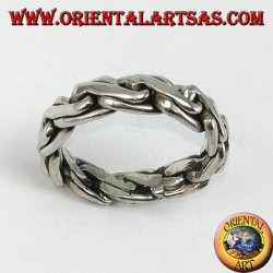 Anillo de plata con una cadena bizantina