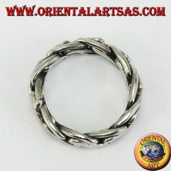 Bague en argent avec une chaîne byzantine