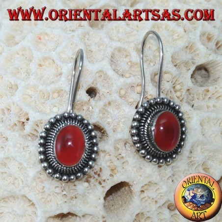 Orecchini in argento con corniola ovale è contornata di pallini