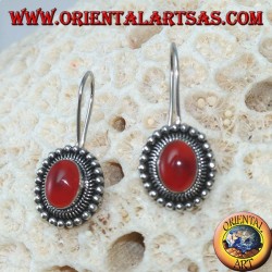 Boucles d'oreilles en argent avec cornaline ovale est entourée de points