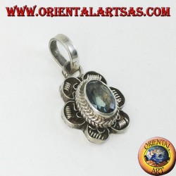 Colgante en flor de plata con topacio azul ovalado