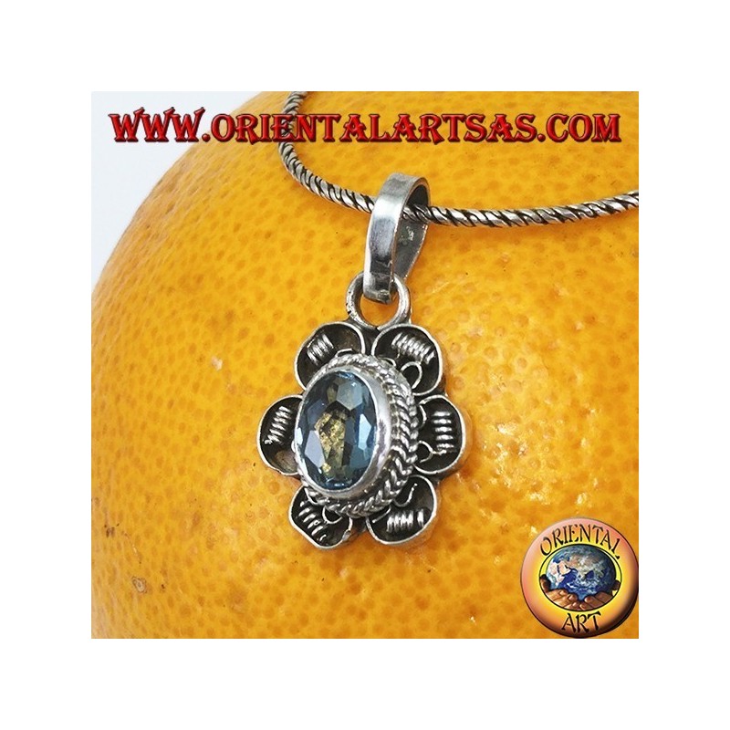 Pendentif en fleur d'argent avec topaze bleue ovale