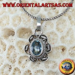 Colgante en flor de plata con topacio azul ovalado