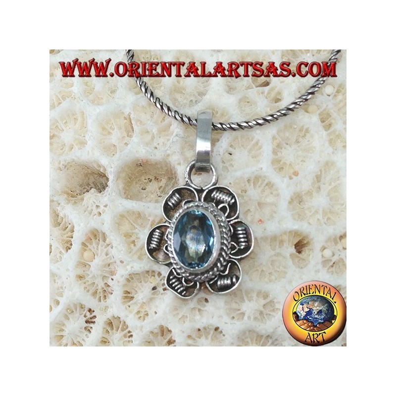 Pendentif en fleur d'argent avec topaze bleue ovale