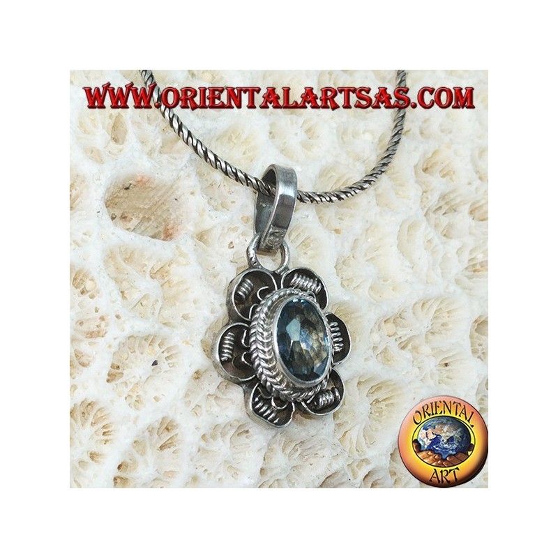 Colgante en flor de plata con topacio azul ovalado
