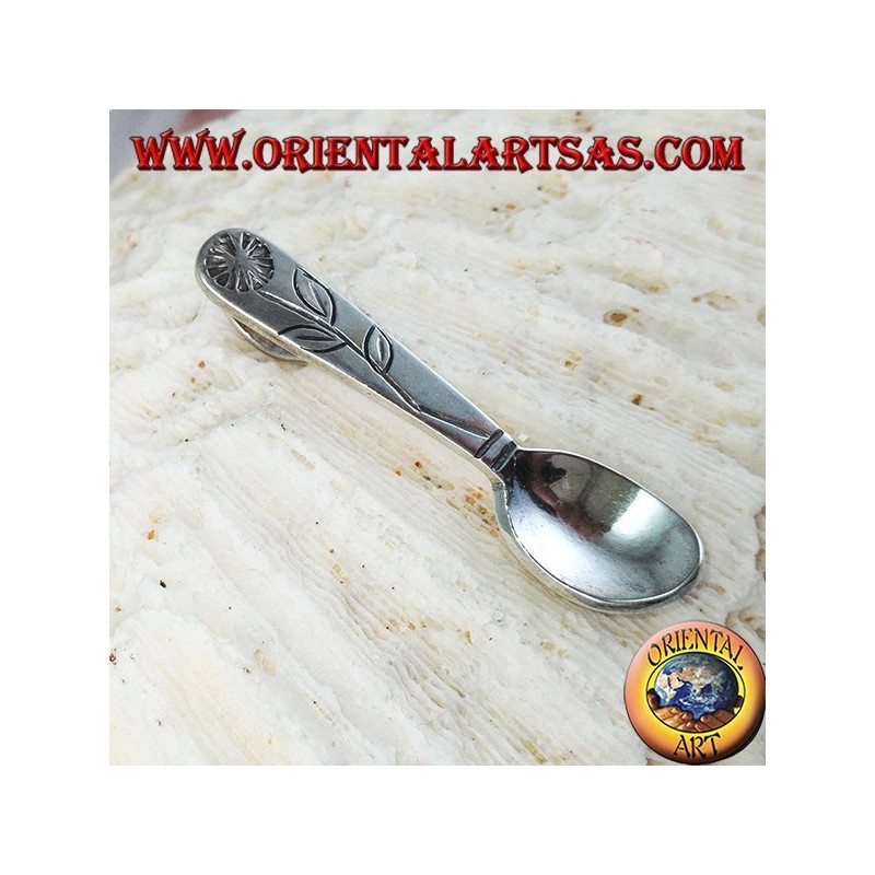 Colgante en cucharilla de plata con una flor grabada