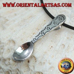 Pendentif en argent, petite cuillère à thé avec des étoiles gravées