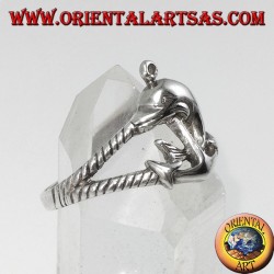 Anillo de plata todavía marino con delfín