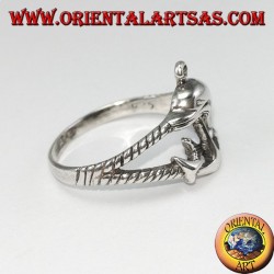 Anillo de plata todavía marino con delfín