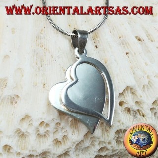 Pendentif en argent avec deux coeurs, dont l'un est percé