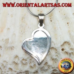 Colgante de plata con dos corazones, uno de ellos perforado