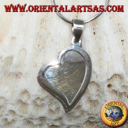 Pendentif en argent avec deux coeurs, dont l'un est percé