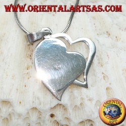 Pendentif en argent avec deux coeurs, dont l'un est percé