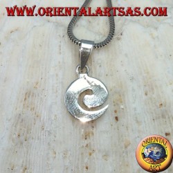 Pendentif en argent dans une petite forme de spirale plate