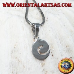 Pendentif en argent dans une petite forme de spirale plate