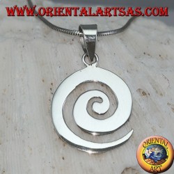 Silberner Anhänger in einer flachen Spiralform