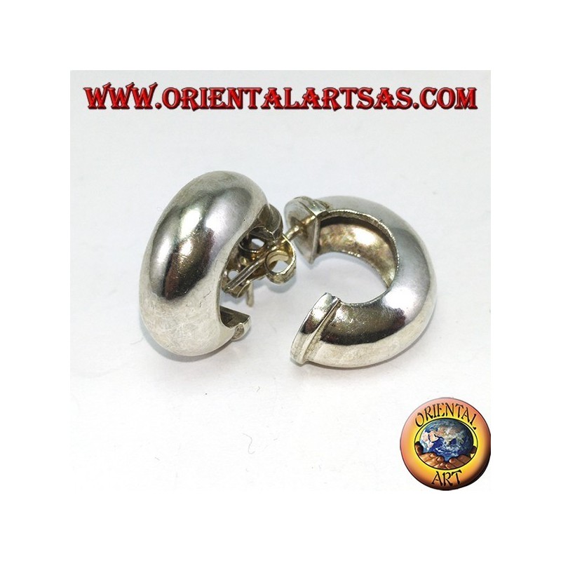 Large boucles d'oreilles en argent avec un fermoir papillon