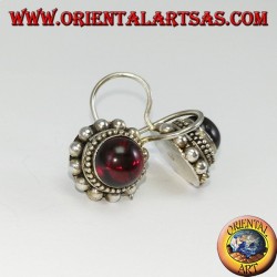 Silberohrringe mit rundem Cabochon-Granat