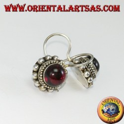 Silberohrringe mit rundem Cabochon-Granat
