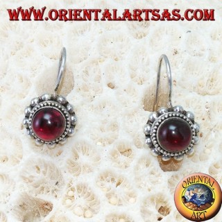 Pendientes de plata con granate cabujón redondo