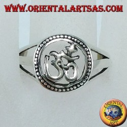 Bague en argent, avec Oṃ, le plus saint des mantras hindous
