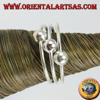 Silver ring with feet or three-wire phalanxes with three spheres