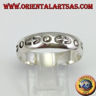 Anillo en banda de plata incrustada a mano
