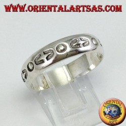 Anillo en banda de plata incrustada a mano