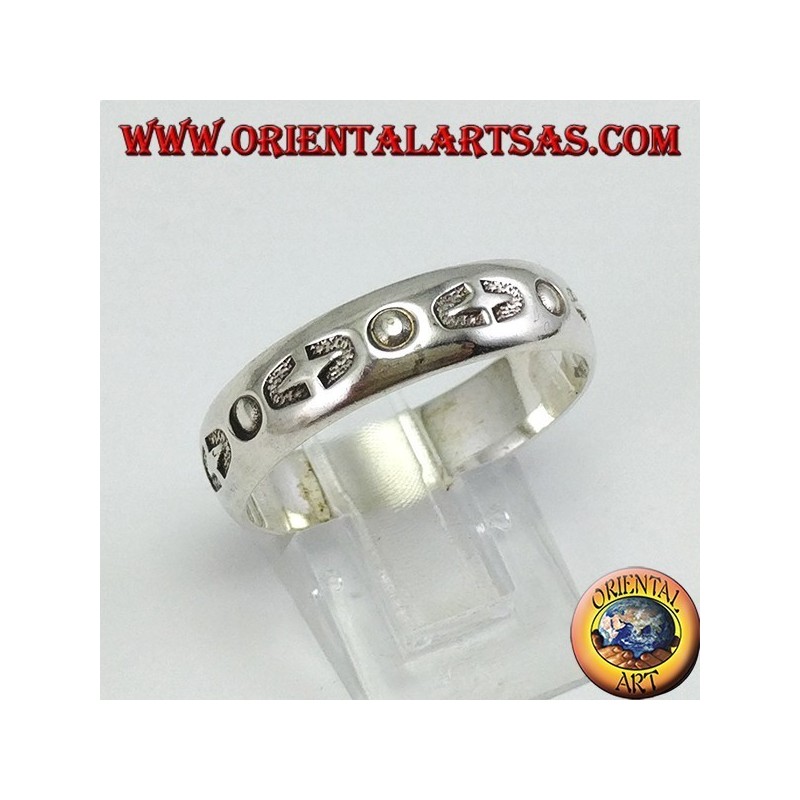 Bague en bande d'argent incrustée à la main