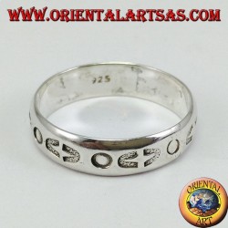 Ring in Silberband mit der Hand eingelegt